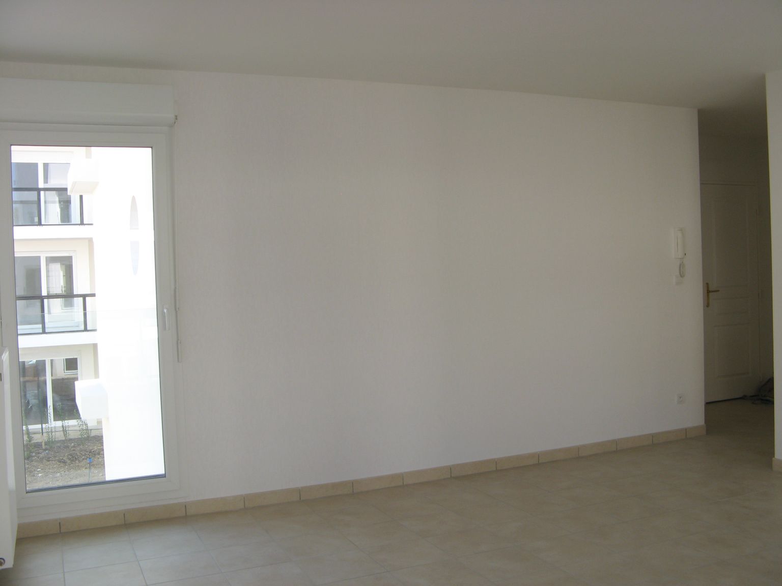 [my apartment: empty living room (before moving), East]